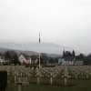 01 - Vojenský hřbitov v městečku Cernay, na kterém leží pochováno 46 československých legionářů. V dáli se v mlze rýsuje pohoří Vogéz. 